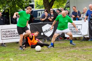 Fodboldkamp på Ombolds baner, grønt hold mod orange hold