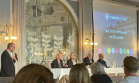 Foto af Kira West, Knud Kristensen, Nina Brünés og Thomas Fuglsang på scenen til den afsluttende debat.