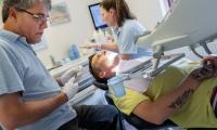 Tandlæge på Mændenes Hjem har en patient i tandlægestolen