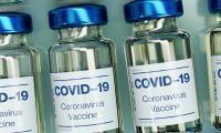 Billede af ampuller med coronavaccine på række
